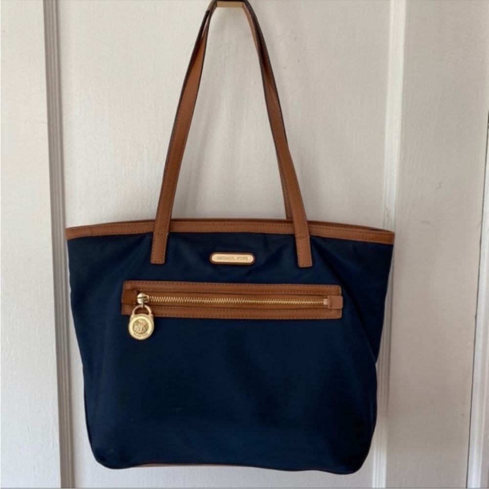 Micheal Kors Kempton Shoulder Bag